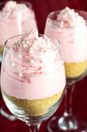 Ingen baka rosa limonad cheesecake parfaits 1