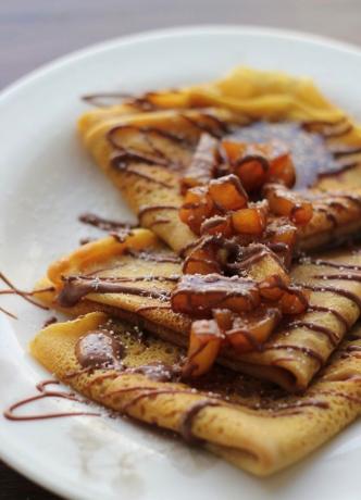 Kürbis-Crpes mit Bier, Zimtapfel und Schoko-Nieselregen