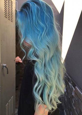 Pastelově modré ombré vlasy