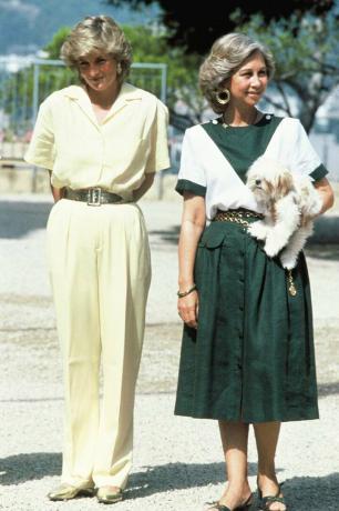Pakaian liburan Putri Diana: dengan kemeja kuning pucat dan celana panjang yang serasi di Spanyol