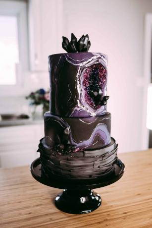 Melna un violeta ģeode un dārgakmeņu kūka