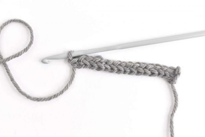 Una fila de base de crochet simple en un gancho