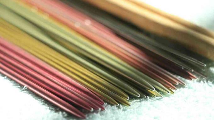 Close-up de agulhas de tricô em tecido