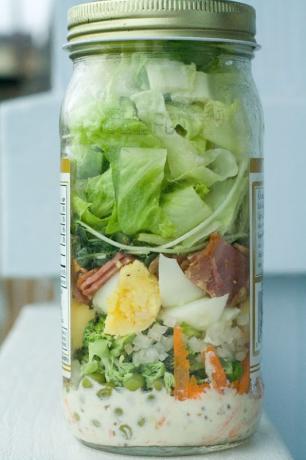 Cobb-Salat im Einmachglas