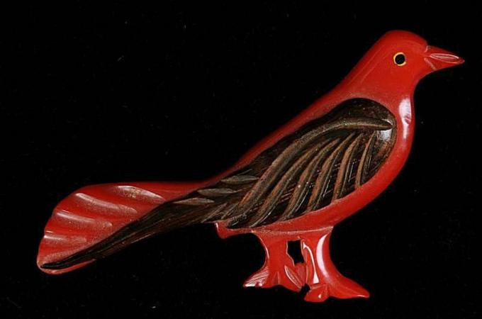 Spilla con uccellino rosso con ala di legno