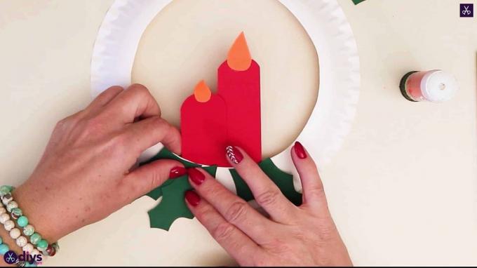 Couronne d'assiette en papier avec un fond vert bougie