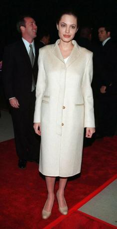 Nejlepší podzimní outfity 90. let: Angelina Jolie v krémovém kabátě