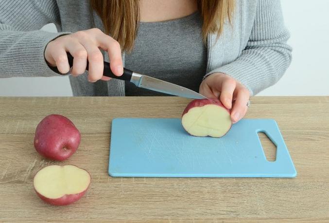 Découpe de papier cadeau estampée à la main