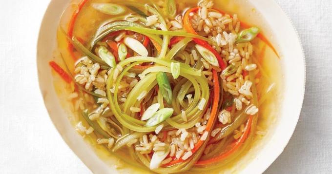 Karšta ryžių sriuba, pagaminta iš rudųjų ryžių ir julienne supjaustytų daržovių