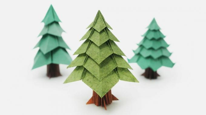 Kolm origami jõulupuud.