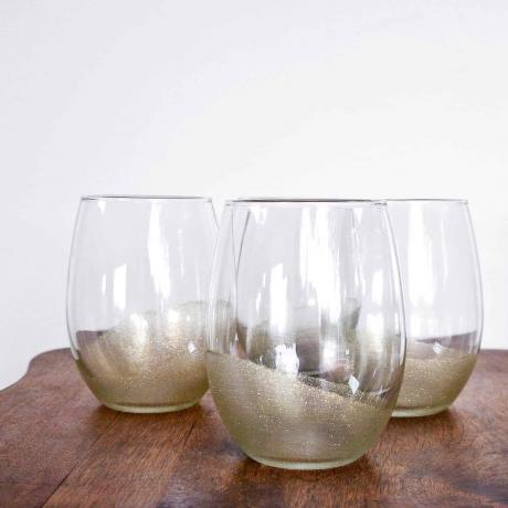 DIY třpytivé sklenice na víno