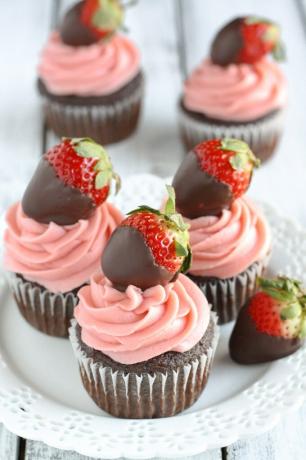 Met chocolade omhulde aardbeien cupcakes 5