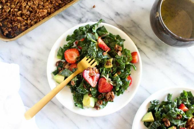 Aardbei-avocado boerenkoolsalade met hartige granola-top