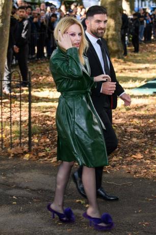 カイリー・ミノーグは、ロンドンファッションウィークのバーバリーのランウェイショーにファジーヒールを履いていました。