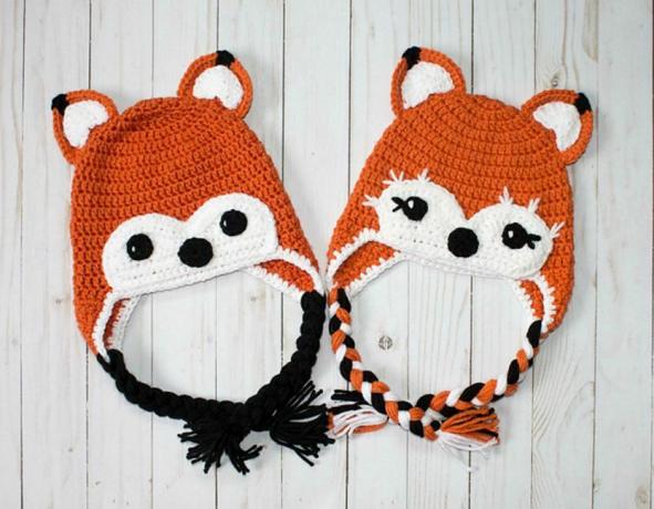 Dois chapéus de raposa de crochê, um feminino e outro masculino.