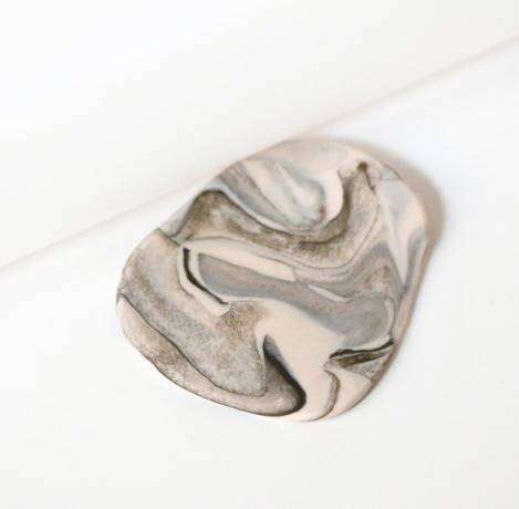 Nudelholz mit Anhänger aus marmoriertem Ton