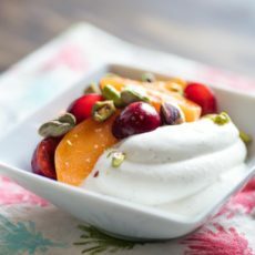 Kremowy ubity jogurt grecki z owocami i orzechami