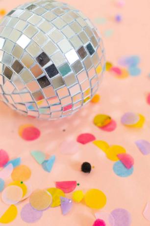 Bola de discoteca de bricolaje con confeti