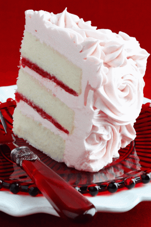 Gâteau de couche de velours champagne rose fourré à la fraise et à la framboise