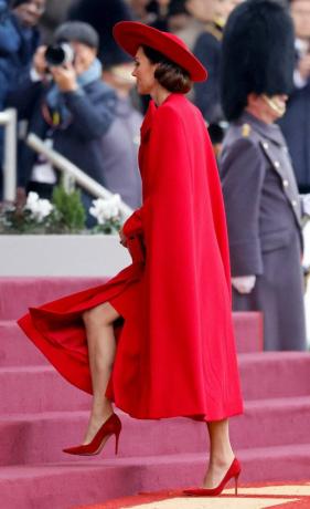 Tendance des talons rouge cerise: Kate Middleton porte des talons rouge cerise.