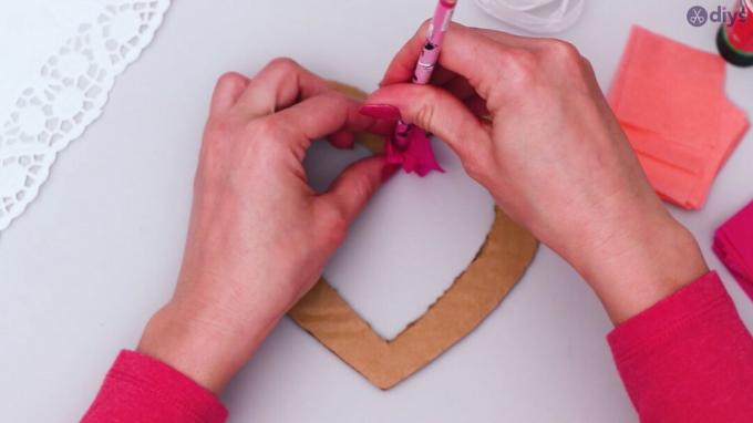 DIY hedvábný papír nafouklé srdce krok 1 (17)