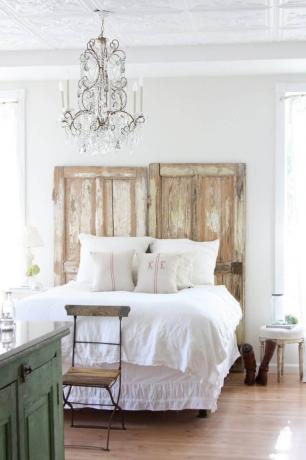 Naglavna postelja z dvojnimi lesenimi vrati