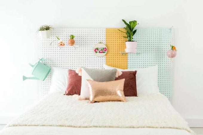 Diy houten pegboard hoofdeinde