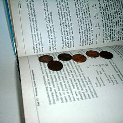 Mince na stránce knihy