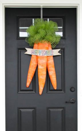 Pasen wortelen deurdecoratie