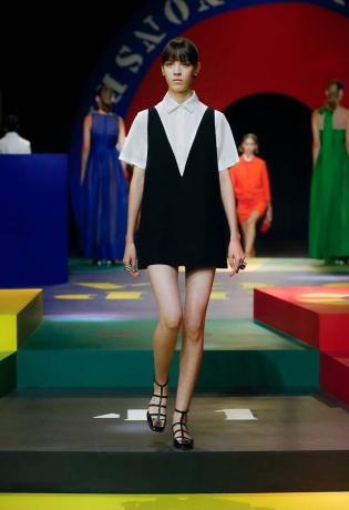Modetrends Frühjahr/Sommer 2022: Schuluniformkleid bei Dior