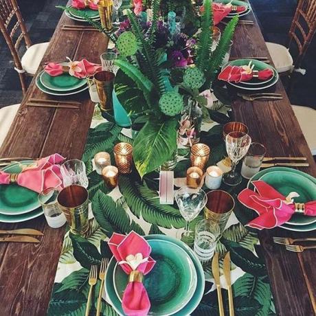 Paisagem de mesa com folhas tropicais