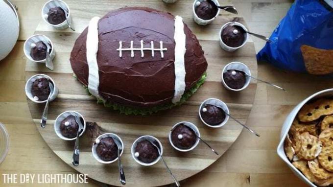 Σκαλιστό κέικ ποδοσφαίρου με επιπλέον μπάλα κέικ