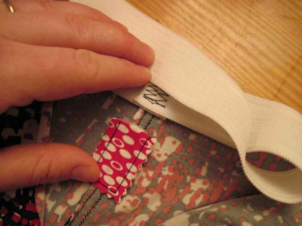 Bersiap untuk memasang ikat pinggang, menambatkan tag dengan jaring yang melebur
