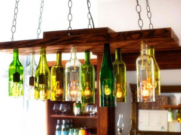 Lámpara de cocina de madera y botella de vino.