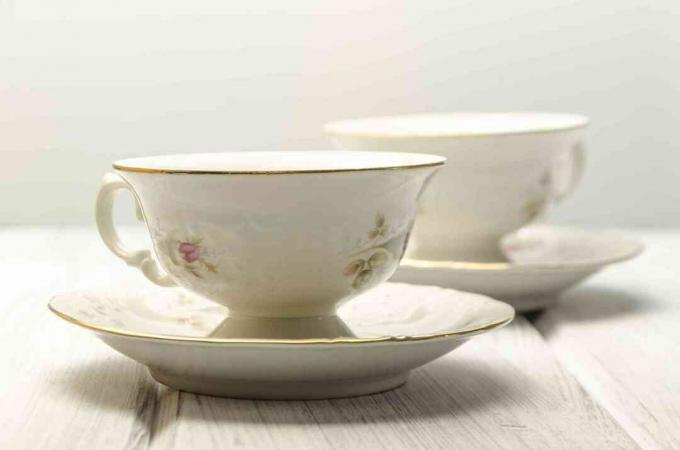 zwei antike Teetassen auf weißem Hintergrund