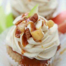 ვაშლის ტორტი cupcakes დამარილებული კარამელის buttercream frosting