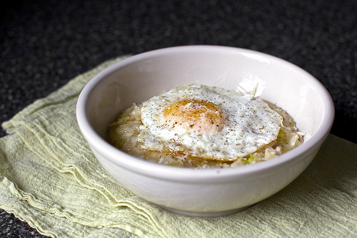 Risotto daging, telur, dan daun bawang