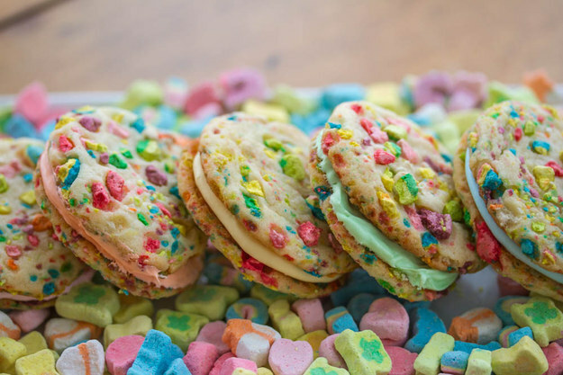 Regenbogen-Sandwich-Kekse mit Glücksbringer