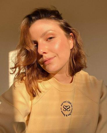 Pavasario grožio tendencijos: Emma Hoareau su švytinčia oda
