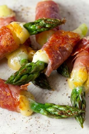 Asparagus dan keju dengan prosciutto