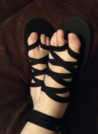 Sandaler med kryssende stropper