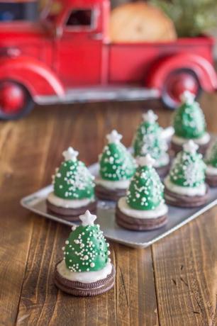 Schokoladenüberzogene Weihnachtsbäume auf Oreos