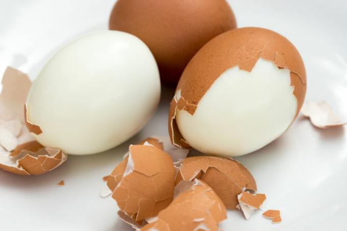 Skrælning af hårdkogte æg