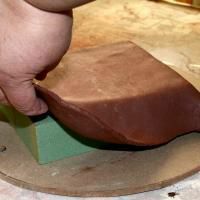 Tato hliněná deska je přehozena přes pěnu, aby vytvořila hrnec.