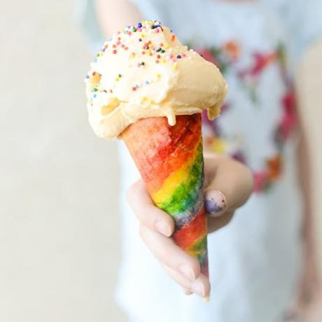 Kerucut es krim yang dicat pelangi