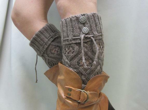 Um par de aquecedores de pernas formam suéteres antigos