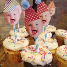 Bonecos de chapéus de festa de bebê feliz