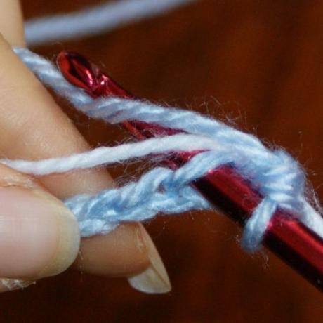 Comience la siguiente puntada de crochet simple