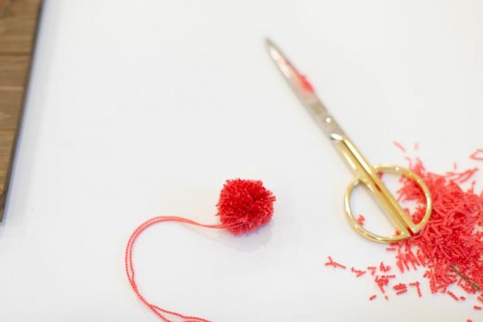 Подрязване на Pom Pom за създаване на сладко изкуство от струни от кактус
