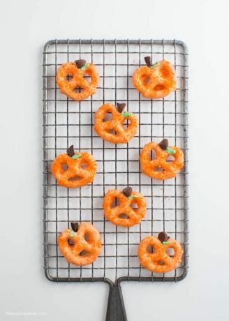 Guloseimas de Halloween com pretzels de abóbora